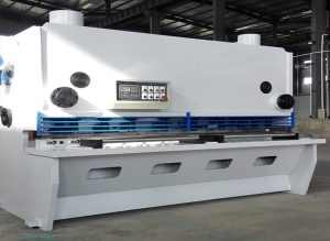 Máquina cortadora de guillotina hidráulica CNC exportada a Chile